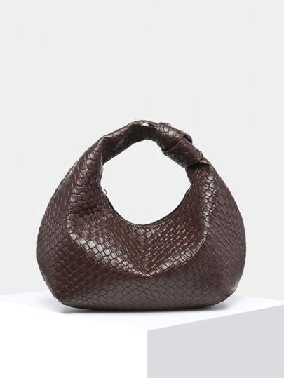 A_la_izquierda,_el_bolso__The_Jodie_,_icónica_pieza_de_la_marca_Bottega_Veneta;_a_la_derecha,_la_ver (1)