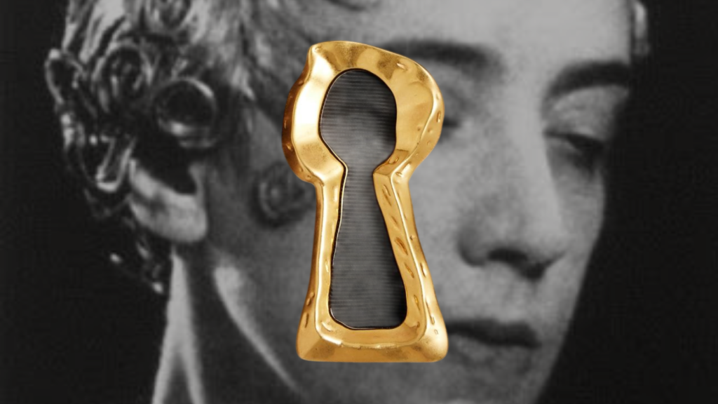 El icónico código de la cerradura (Keyhole) de Schiaparelli representado por un broche de oro de textura orgánica superpuesto al retrato vintage de una mujer en blanco y negro